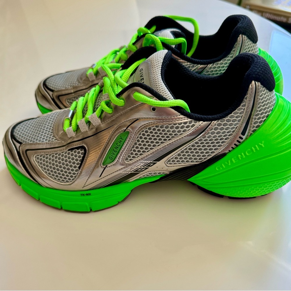 GIVENCHY TK-MX Runner, green/silver, size 44 in excellent, almost new condition.